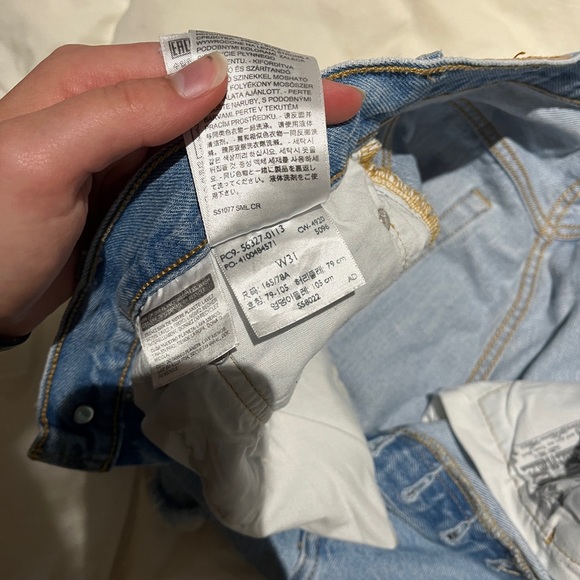 Levi’s Mid-Rise Jean Shorts - Picture 4 of 4